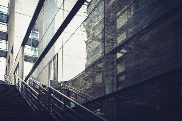 沿着玻璃建筑的外部楼梯图片下载