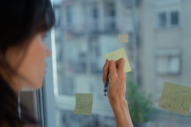 办公室玻璃上的便利贴图片下载