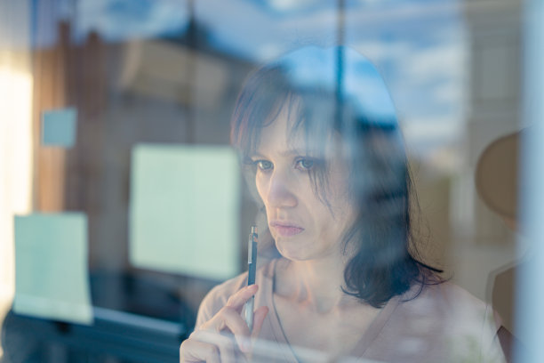 女商人在家庭办公室的工作场所阅读粘贴笔记图片下载