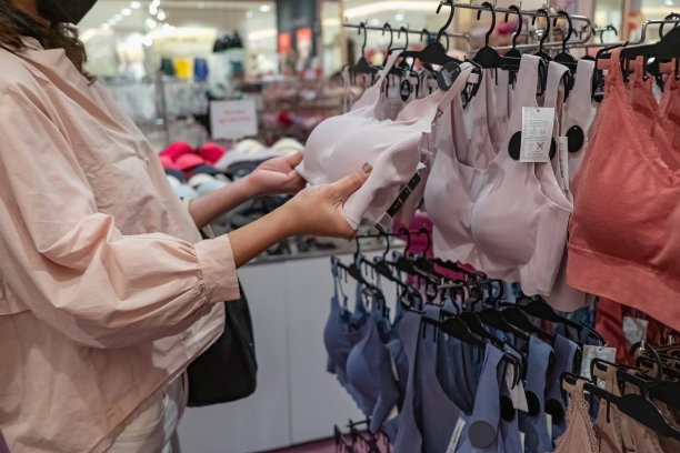 不认识的女人在购物中心买胸罩图片下载