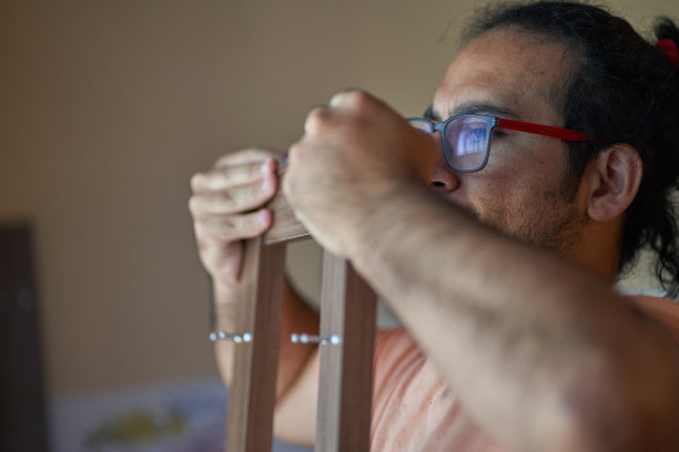 在智利，一名西班牙男子在家中把两块木头垫成直角图片下载