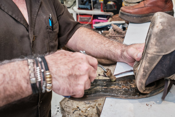 在车间工作的鞋匠图片下载