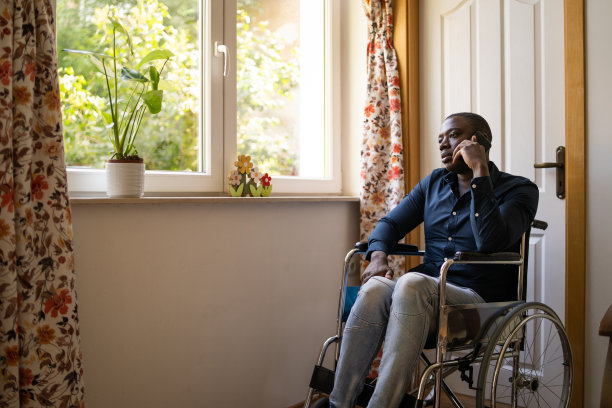 坐在轮椅上的悲伤男子图片下载