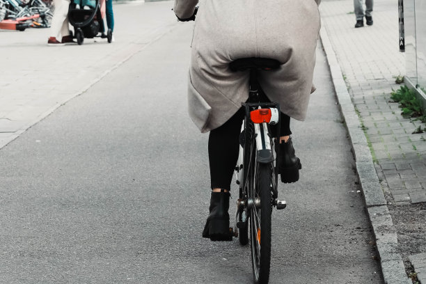 骑自行车的胖女人。图片下载