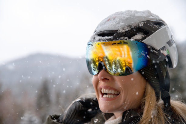 快乐的女人在滑雪度假图片下载