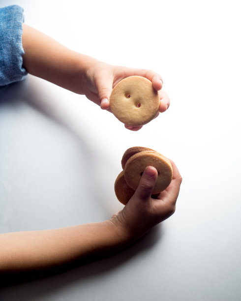 孩子们手握自制饼干。图片下载