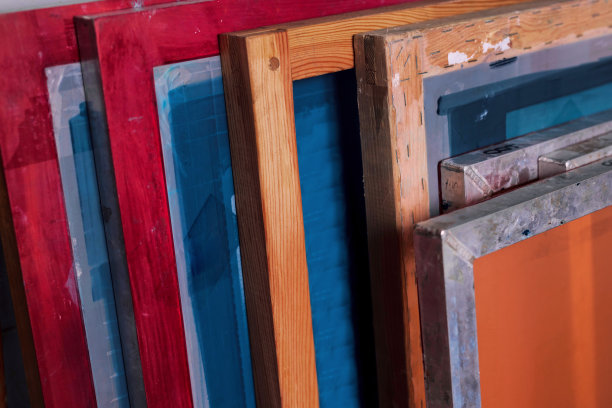 网框印刷。绢印生产。印在t恤上的绘画技巧。在设计工作室用丝印方法在t恤上印刷图像图片下载