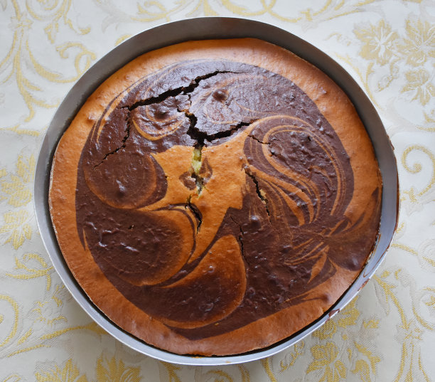 桌上有自制的海绵蛋糕图片下载