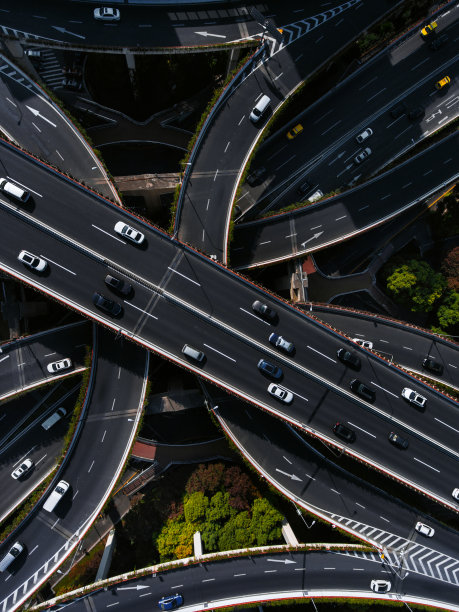 从鸟瞰南京东路繁忙的交通高速公路。上海。中国图片下载