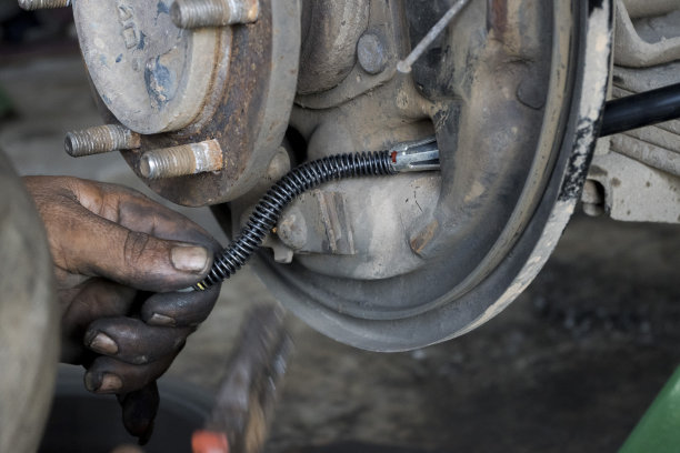 机械师在车库修理汽车-库存照片图片下载