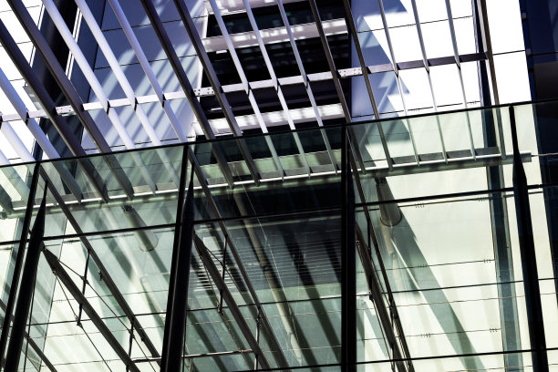 低角度看办公楼，通过行人遮阳，抽象的背景图片下载