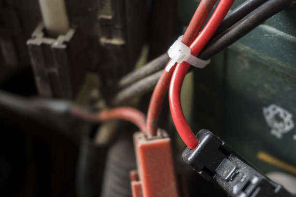 近的保险丝和电线在一辆车-股票照片图片下载