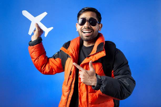 一个印度游客准备旅行的工作室肖像图片下载