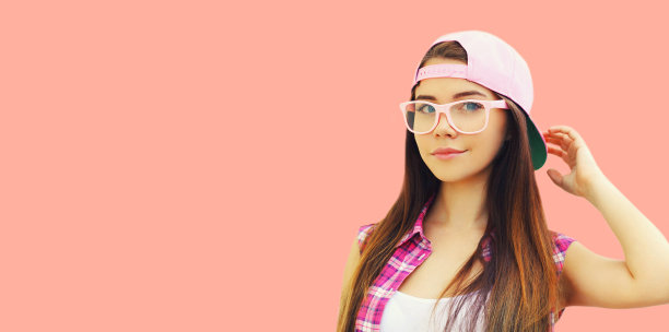 年轻女子的肖像戴粉红色棒球帽和眼镜的背景图片下载