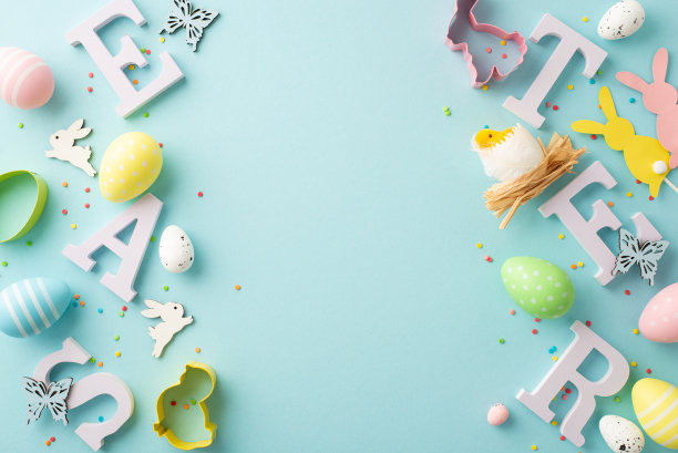 顶部视图照片字母单词复活节彩色鸡蛋兔子剪影兔子烘焙模具鸡在巢蝴蝶和撒在孤立的粉彩蓝色背景与空白图片下载
