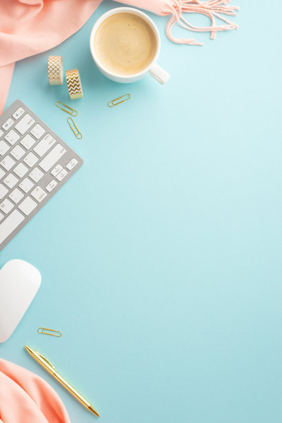 经营理念。俯视图垂直照片杯的泡沫饮料键盘电脑鼠标金色文具和粉红色软格纹在孤立的粉彩蓝色背景与复制空间图片下载