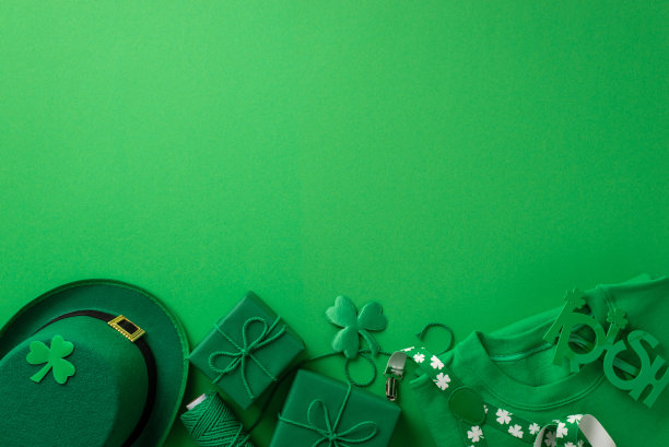 圣帕特里克节的概念。俯视图照片绿色衬衫妖精帽爱尔兰派对眼镜背带线礼品盒和三叶草在孤立的绿色背景与空白图片下载