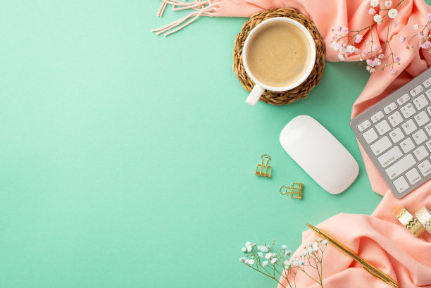 键盘电脑鼠标的顶部视图照片杯咖啡在藤条餐垫金笔装订夹胶带石膏花和粉红色围巾孤立的蓝绿色背景与复制空间图片下载