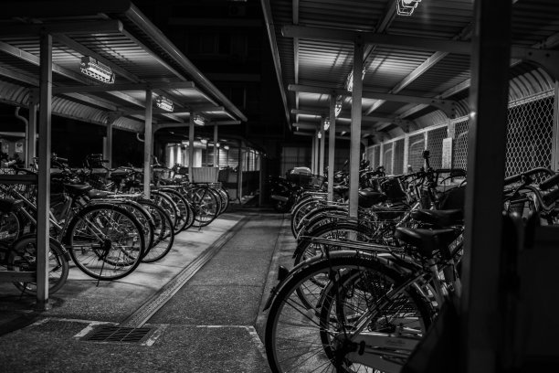 地下停车区自行车的灰度镜头图片下载