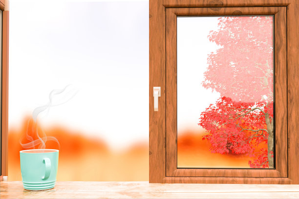 夏天，一杯咖啡在开着的窗户上，背景模糊。图片下载