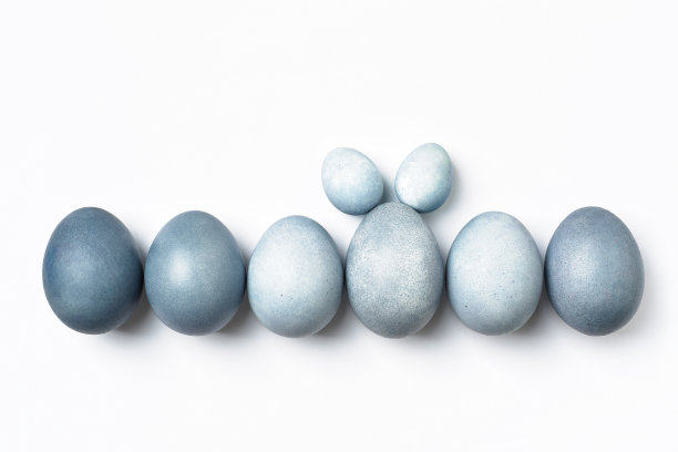 复活节彩蛋排成一排，其中一个带着兔子耳朵。图片下载