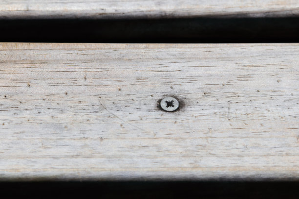 风化户外甲板木材与十字螺丝图片下载