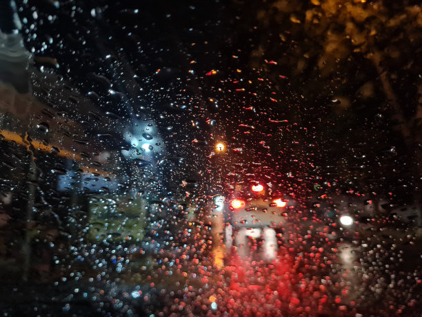 city ​​night traffic view in rainy season - defocused图片下载