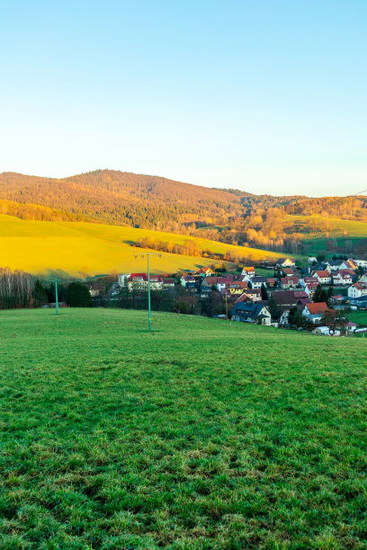 在美丽的南图林根州的路上，在伦斯泰格的门口图片下载