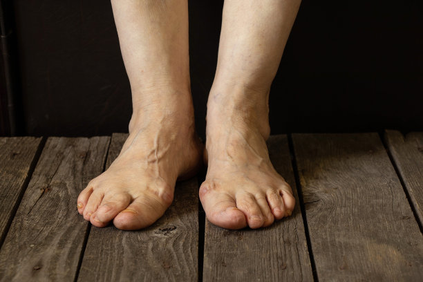 老祖母的脚在她房间的地板上图片下载