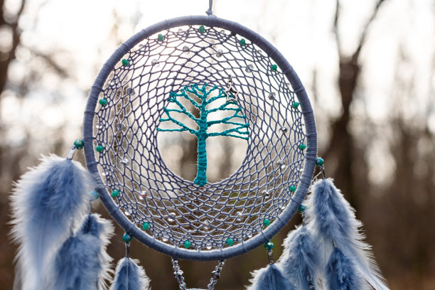 手工捕梦网与羽毛线和珠绳悬挂图片下载