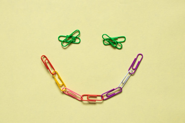 笑脸来自彩色回形针在一个孤立的背景图片下载