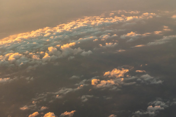 日落时云的鸟瞰图图片下载