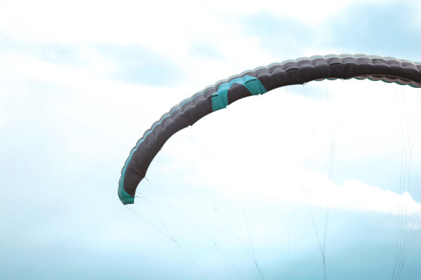 降落伞和云图片下载