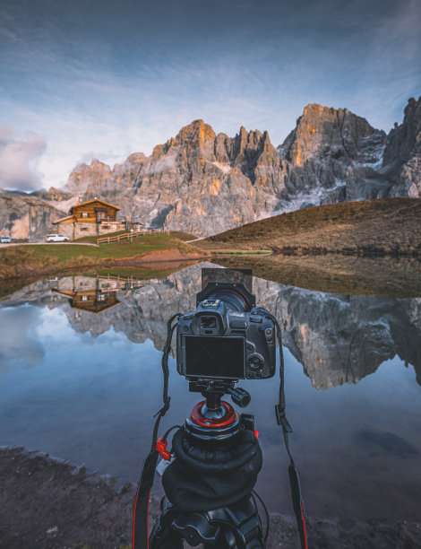 三脚架上的相机在工作，捕捉惊人的风景图片下载