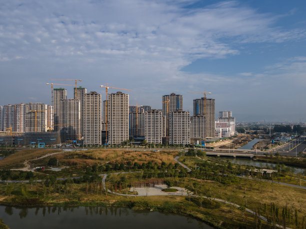 城市中新建住宅的鸟瞰图图片下载