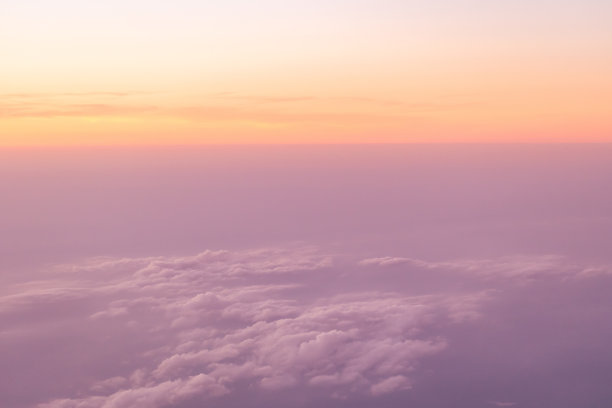 日落时云的鸟瞰图图片下载