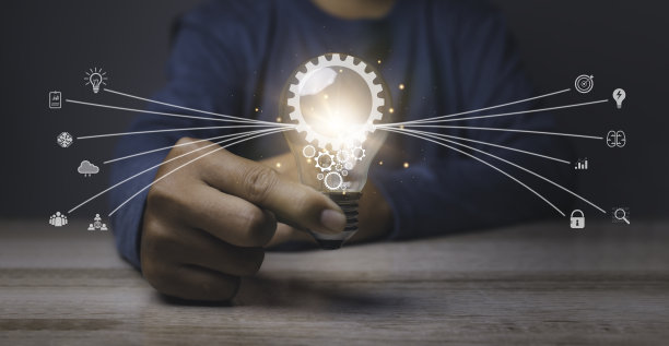 商人拿着一个明亮的灯泡，齿轮图标和闪光的纤维在一个想法的形状图片下载