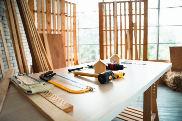 锯木厂满是手工工具和加工用的木板。图片下载