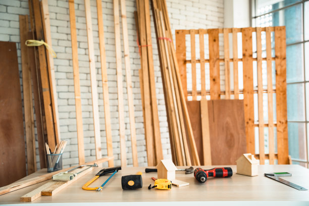 锯木厂满是手工工具和加工用的木板。图片下载