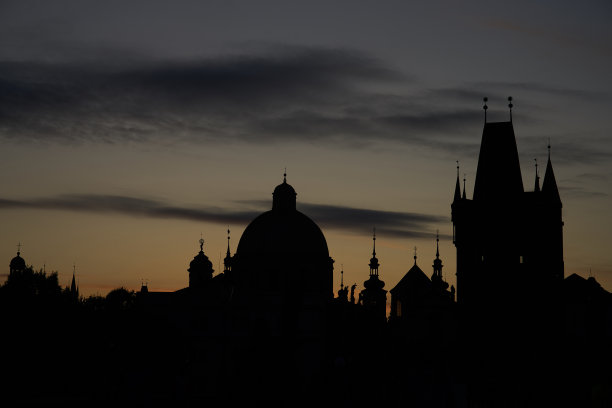 查理大桥和老城的日出图片下载