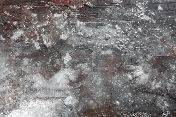 人行道上的水坑表面结了冰图片下载