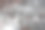人行道上的水坑表面结了冰图片下载