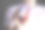 学生拿着马蹄形的蓝色和红色磁铁，做科学测试图片下载