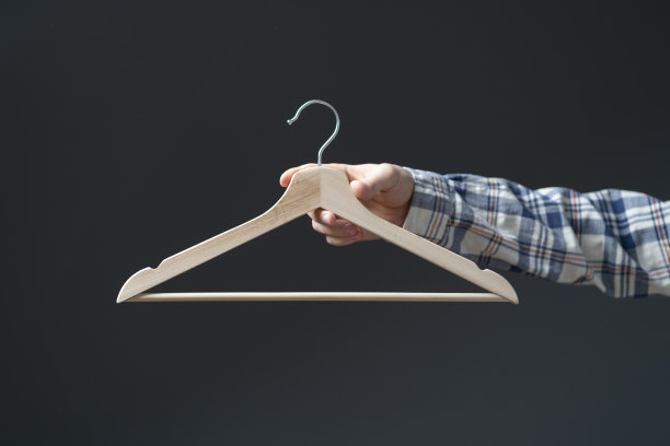 手拿空衣架图片下载