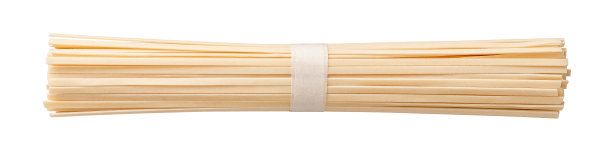 生乌冬面裸露着一束切口。一捆干燥的亚洲素食意大利面，由小麦粉分离在白色背景上。宏。日本料理的概念。图片下载
