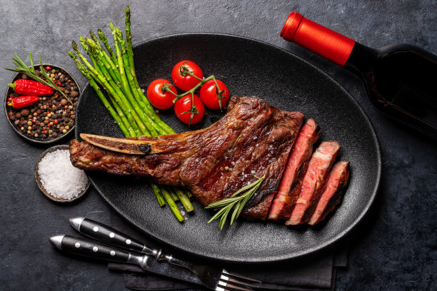 三分熟的烤战斧牛排配芦笋图片下载
