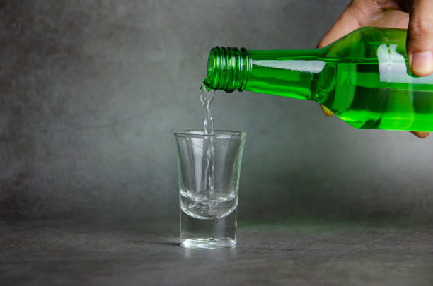 烧酒是倒在玻璃上，选择性专注图片下载