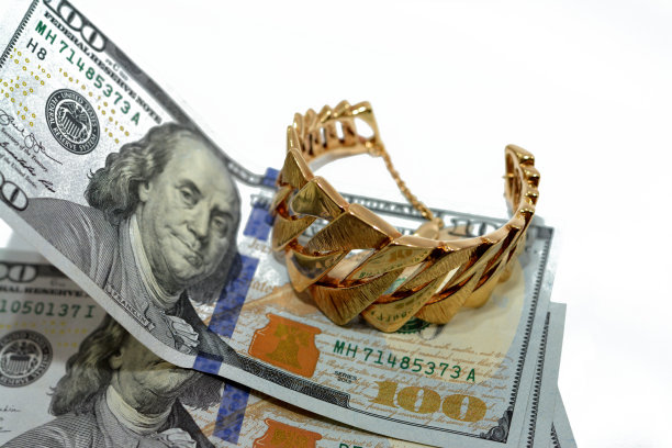 美元现金、胸针、戒指、项链、耳环、吊坠、手镯、链条和袖扣等珠宝首饰，美国金价概念图片下载