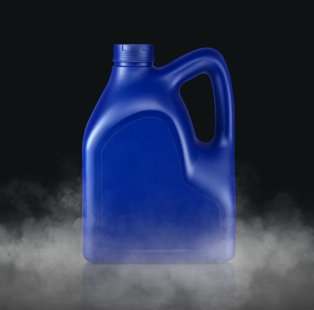 塑料罐的机油与冷蒸汽一个孤立的黑暗工作室背景图片下载