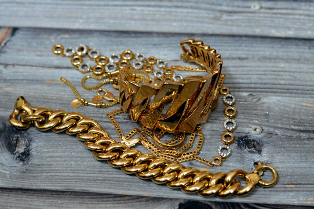 木质背景上的珠宝首饰图片下载